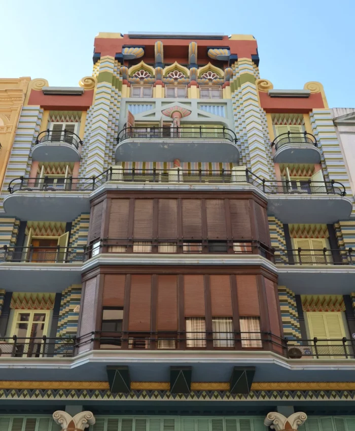 Descubre la Casa Judía y su Fascinante Fachada en Valencia